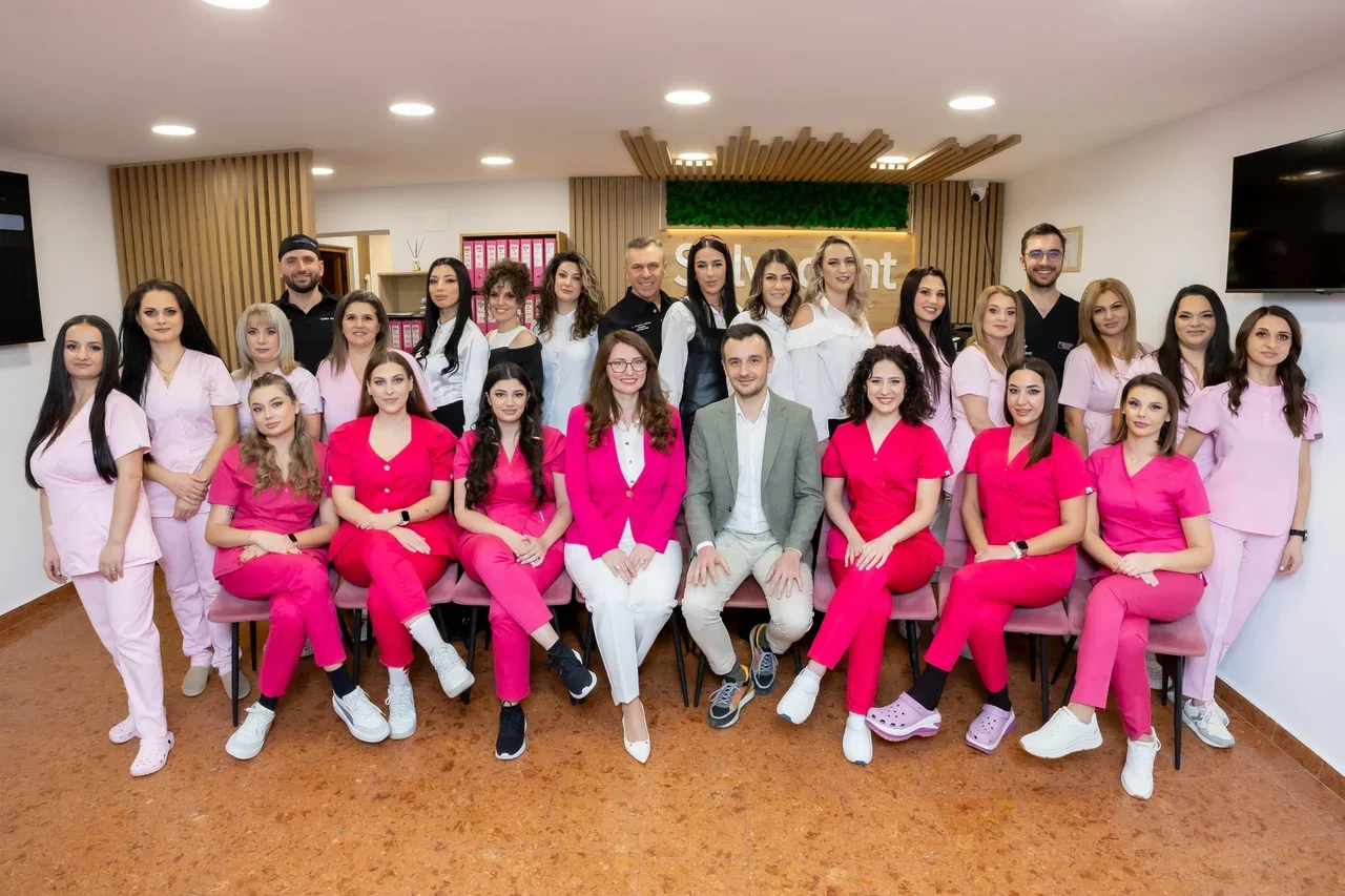 Echipa medicală SalvaDent fotografiată împreună în clinică